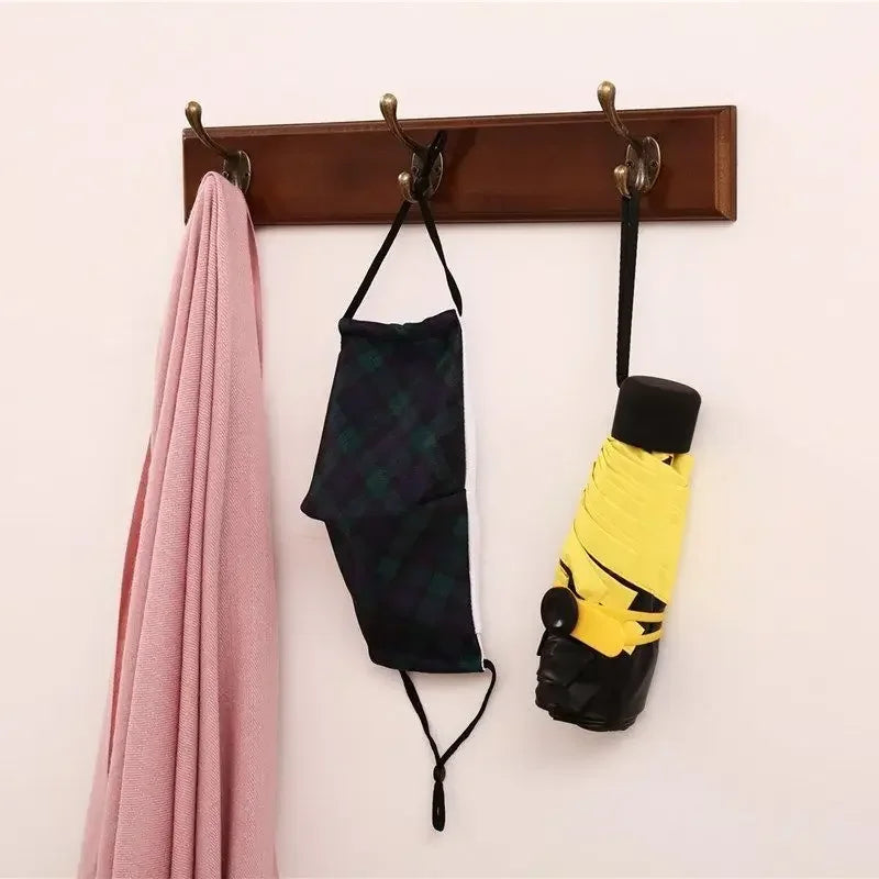 Wandgarderobe aus Massivholz mit Haken für Jacken & Hüte