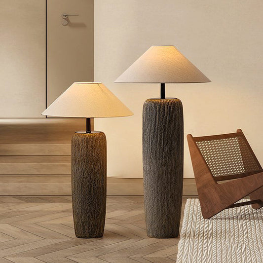 Norvyn Root | Stehleuchte aus verwittertem Holz mit Stoffschirm