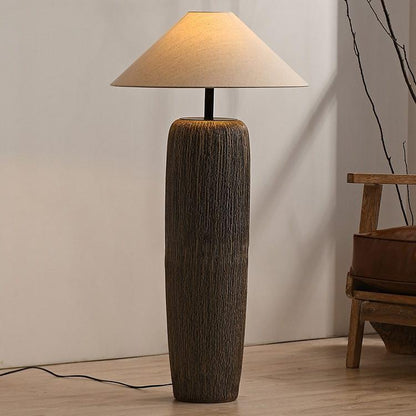 Norvyn Root | Stehleuchte aus verwittertem Holz mit Stoffschirm