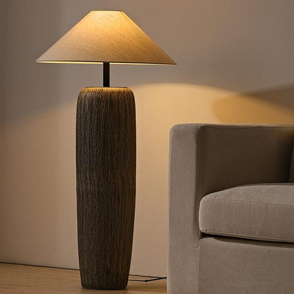 Norvyn Root | Stehleuchte aus verwittertem Holz mit Stoffschirm