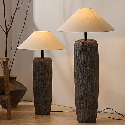 Norvyn Root | Stehleuchte aus verwittertem Holz mit Stoffschirm