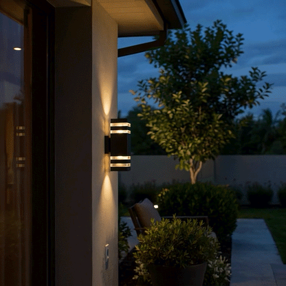 2-Wege Außenwandleuchte – modernes Up-&-Down-Licht für einen stilvollen Eingangsbereich