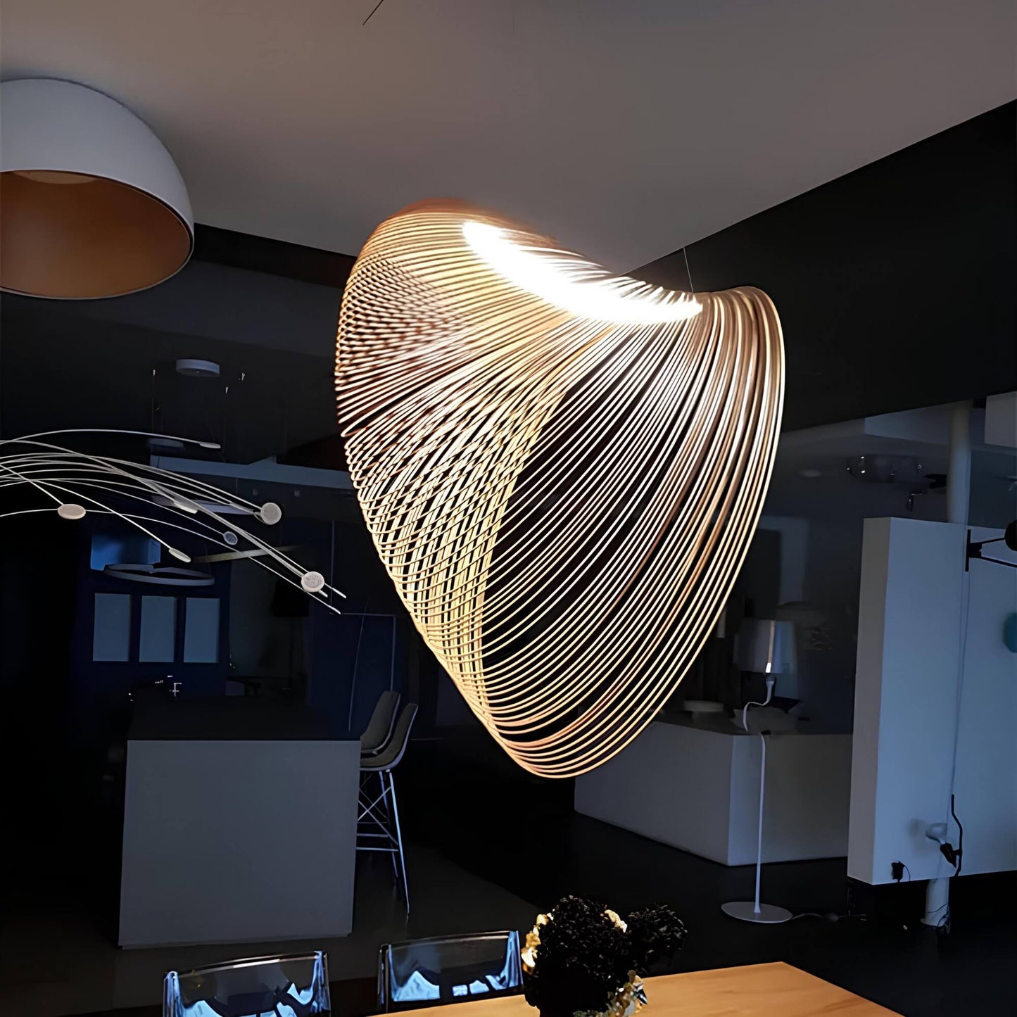 Amaris – Skandinavische Metall Pendelleuchte mit Eichenholz-Detail für Esszimmer & Küche